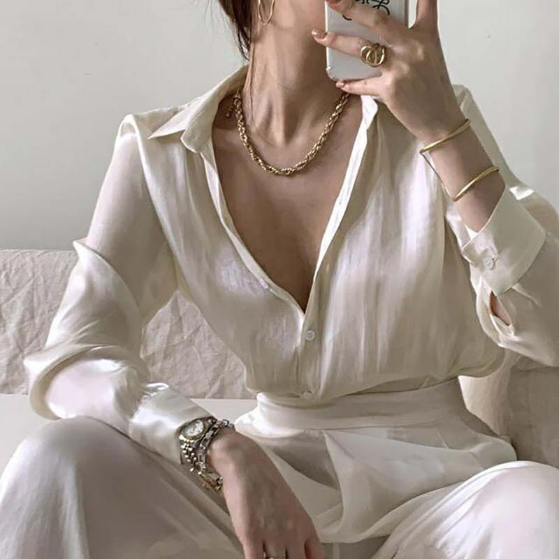 Camisa feminina de cetim modelo italiano